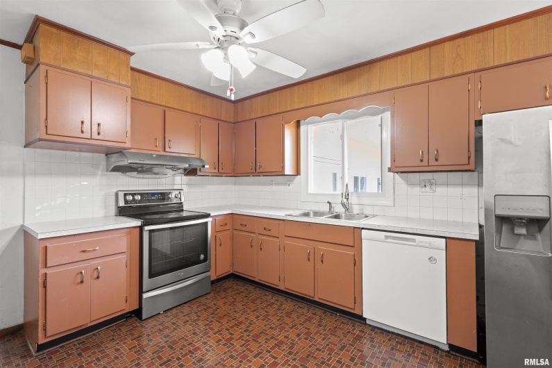 301 LAKESHORE Drive, Carterville, Illinois 62918, 3 Bedrooms Bedrooms, 0 ,2 BathroomsBathrooms,Residential,For Sale,LAKESHORE,0,RMAEB460377