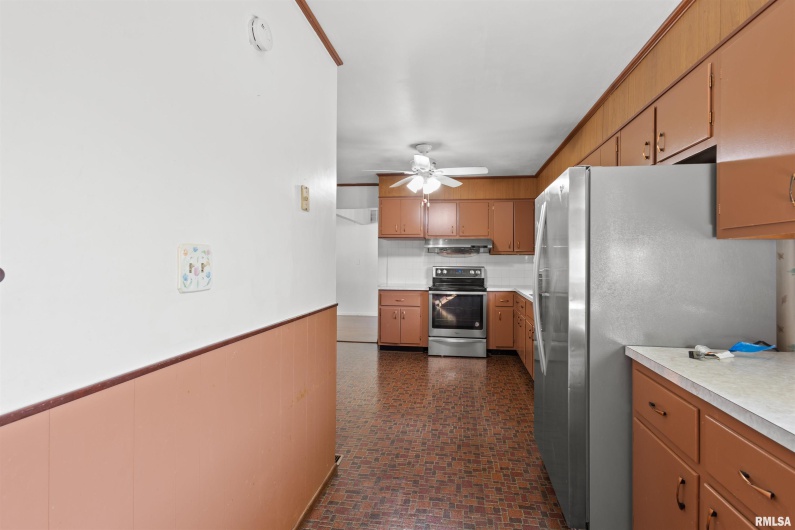 301 LAKESHORE Drive, Carterville, Illinois 62918, 3 Bedrooms Bedrooms, 0 ,2 BathroomsBathrooms,Residential,For Sale,LAKESHORE,0,RMAEB460377