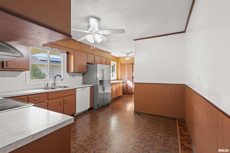 301 LAKESHORE Drive, Carterville, Illinois 62918, 3 Bedrooms Bedrooms, 0 ,2 BathroomsBathrooms,Residential,For Sale,LAKESHORE,0,RMAEB460377