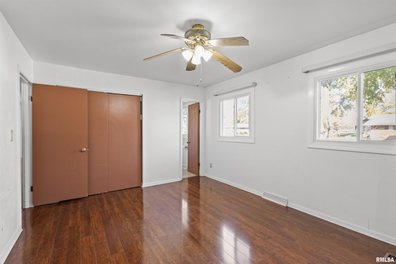 301 LAKESHORE Drive, Carterville, Illinois 62918, 3 Bedrooms Bedrooms, 0 ,2 BathroomsBathrooms,Residential,For Sale,LAKESHORE,0,RMAEB460377