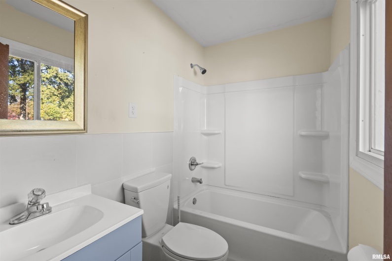 301 LAKESHORE Drive, Carterville, Illinois 62918, 3 Bedrooms Bedrooms, 0 ,2 BathroomsBathrooms,Residential,For Sale,LAKESHORE,0,RMAEB460377