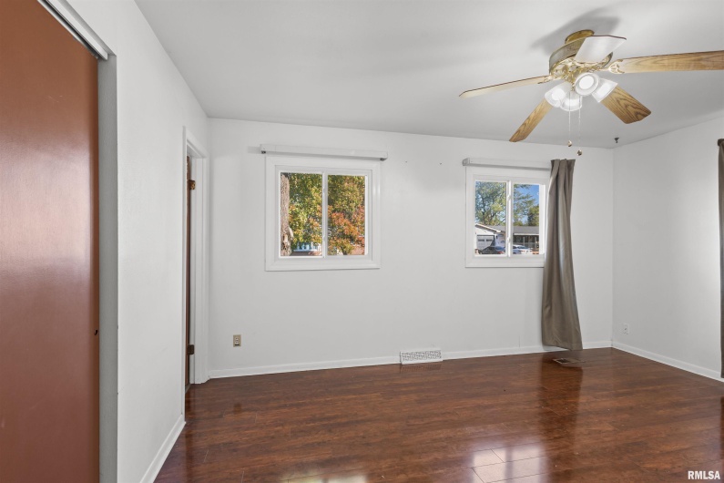 301 LAKESHORE Drive, Carterville, Illinois 62918, 3 Bedrooms Bedrooms, 0 ,2 BathroomsBathrooms,Residential,For Sale,LAKESHORE,0,RMAEB460377