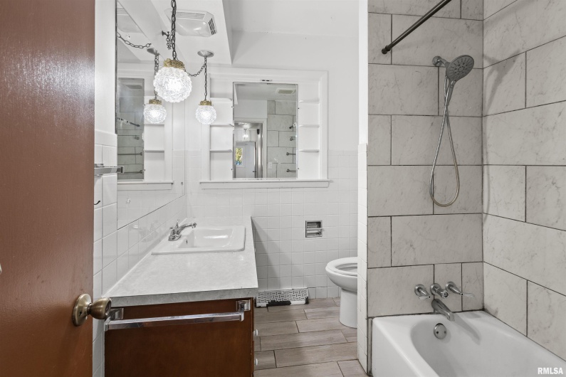 301 LAKESHORE Drive, Carterville, Illinois 62918, 3 Bedrooms Bedrooms, 0 ,2 BathroomsBathrooms,Residential,For Sale,LAKESHORE,0,RMAEB460377