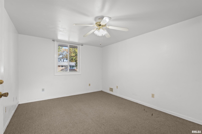 301 LAKESHORE Drive, Carterville, Illinois 62918, 3 Bedrooms Bedrooms, 0 ,2 BathroomsBathrooms,Residential,For Sale,LAKESHORE,0,RMAEB460377