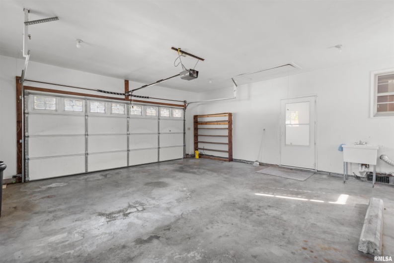 301 LAKESHORE Drive, Carterville, Illinois 62918, 3 Bedrooms Bedrooms, 0 ,2 BathroomsBathrooms,Residential,For Sale,LAKESHORE,0,RMAEB460377