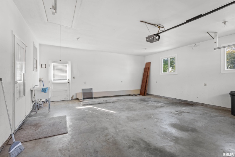 301 LAKESHORE Drive, Carterville, Illinois 62918, 3 Bedrooms Bedrooms, 0 ,2 BathroomsBathrooms,Residential,For Sale,LAKESHORE,0,RMAEB460377