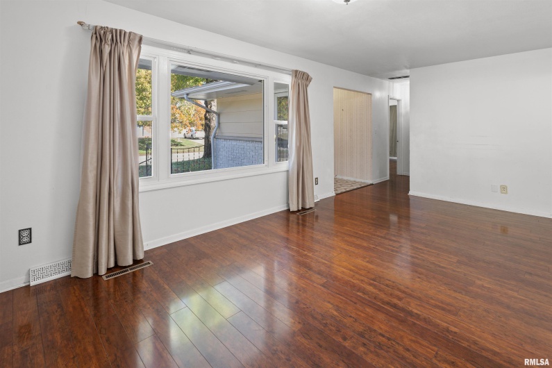 301 LAKESHORE Drive, Carterville, Illinois 62918, 3 Bedrooms Bedrooms, 0 ,2 BathroomsBathrooms,Residential,For Sale,LAKESHORE,0,RMAEB460377