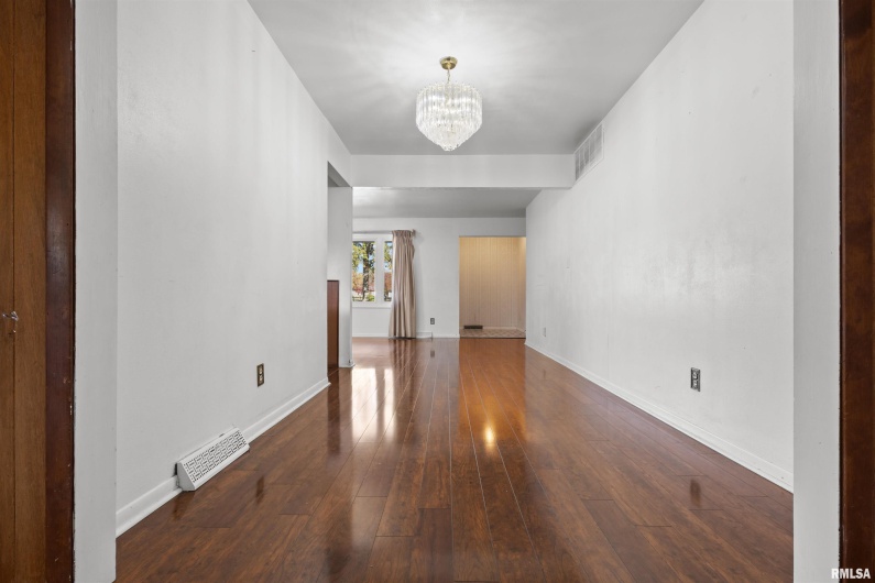 301 LAKESHORE Drive, Carterville, Illinois 62918, 3 Bedrooms Bedrooms, 0 ,2 BathroomsBathrooms,Residential,For Sale,LAKESHORE,0,RMAEB460377