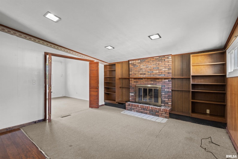 301 LAKESHORE Drive, Carterville, Illinois 62918, 3 Bedrooms Bedrooms, 0 ,2 BathroomsBathrooms,Residential,For Sale,LAKESHORE,0,RMAEB460377