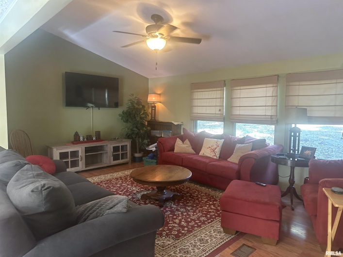 138 Worthen Road, Murphysboro, Illinois 62966, 3 Bedrooms Bedrooms, 0 ,2 BathroomsBathrooms,Residential,For Sale,Worthen,0,RMAEB460379