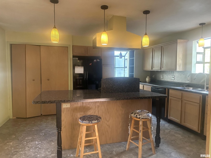 138 Worthen Road, Murphysboro, Illinois 62966, 3 Bedrooms Bedrooms, 0 ,2 BathroomsBathrooms,Residential,For Sale,Worthen,0,RMAEB460379