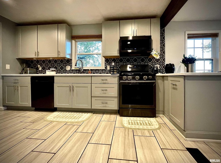 112 HILLCREST Drive, Goreville, Illinois 62939, 4 Bedrooms Bedrooms, 0 ,3 BathroomsBathrooms,Residential,For Sale,HILLCREST,0,RMAQC4269113