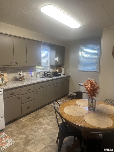 2125 DEWEY Street, Murphysboro, Illinois 62966, 3 Bedrooms Bedrooms, 0 ,1 BathroomBathrooms,Residential,For Sale,DEWEY,0,RMAEB460390