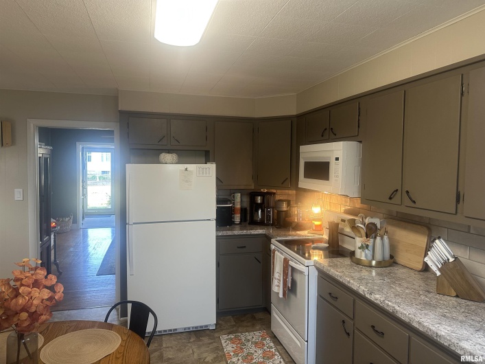 2125 DEWEY Street, Murphysboro, Illinois 62966, 3 Bedrooms Bedrooms, 0 ,1 BathroomBathrooms,Residential,For Sale,DEWEY,0,RMAEB460390