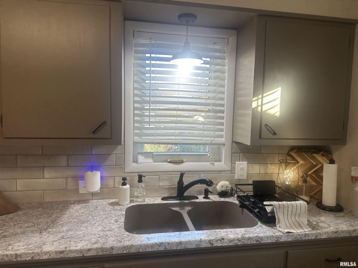 2125 DEWEY Street, Murphysboro, Illinois 62966, 3 Bedrooms Bedrooms, 0 ,1 BathroomBathrooms,Residential,For Sale,DEWEY,0,RMAEB460390