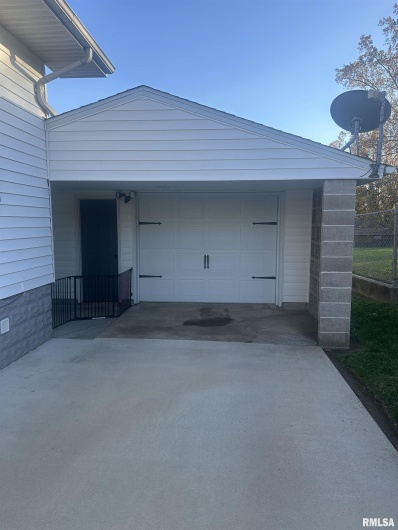 2125 DEWEY Street, Murphysboro, Illinois 62966, 3 Bedrooms Bedrooms, 0 ,1 BathroomBathrooms,Residential,For Sale,DEWEY,0,RMAEB460390