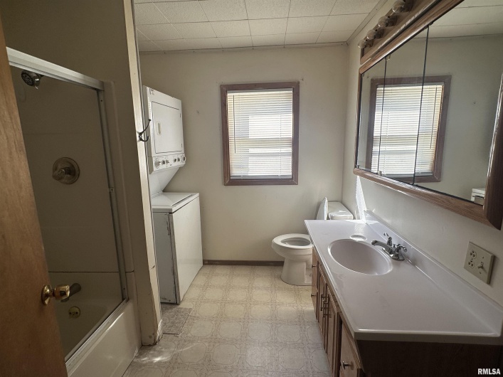 338 WARREN Road, Carbondale, Illinois 62901, 3 Bedrooms Bedrooms, 0 ,2 BathroomsBathrooms,Residential,For Sale,WARREN,0,RMAEB460394