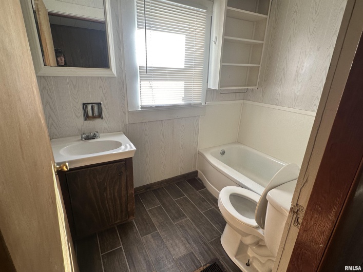 338 WARREN Road, Carbondale, Illinois 62901, 3 Bedrooms Bedrooms, 0 ,2 BathroomsBathrooms,Residential,For Sale,WARREN,0,RMAEB460394