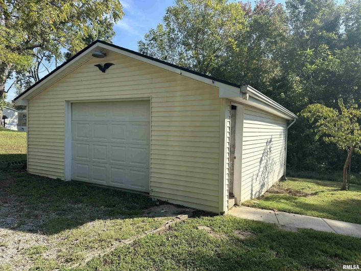 338 WARREN Road, Carbondale, Illinois 62901, 3 Bedrooms Bedrooms, 0 ,2 BathroomsBathrooms,Residential,For Sale,WARREN,0,RMAEB460394