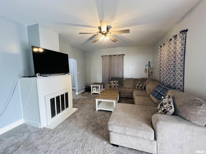 1300 LINCOLN Street, Eldorado, Illinois 62930-1524, 1 Bedroom Bedrooms, 0 ,1 BathroomBathrooms,Residential,For Sale,LINCOLN,0,RMAEB460396