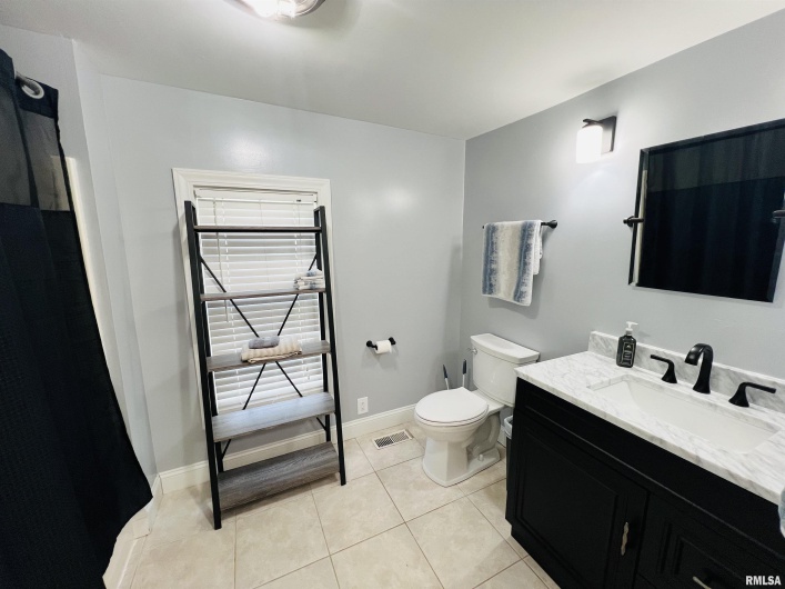 1300 LINCOLN Street, Eldorado, Illinois 62930-1524, 1 Bedroom Bedrooms, 0 ,1 BathroomBathrooms,Residential,For Sale,LINCOLN,0,RMAEB460396