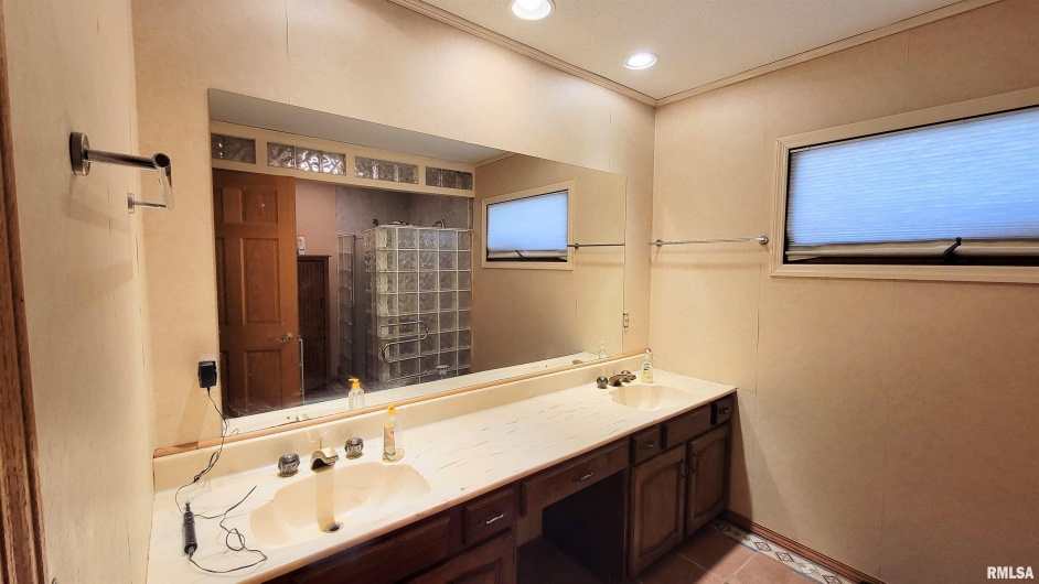 3898 COUNTRY CLUB Road, Carbondale, Illinois 62901, 3 Bedrooms Bedrooms, 0 ,3 BathroomsBathrooms,Residential,For Sale,COUNTRY CLUB,0,RMAEB460400