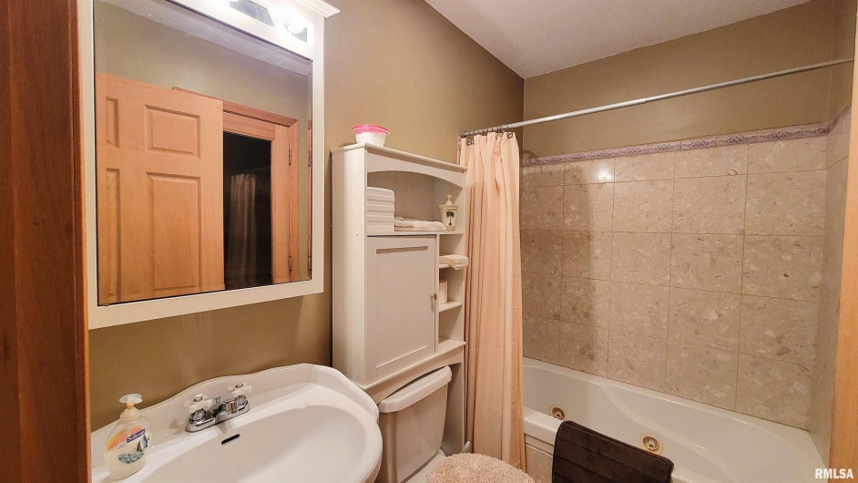 3898 COUNTRY CLUB Road, Carbondale, Illinois 62901, 3 Bedrooms Bedrooms, 0 ,3 BathroomsBathrooms,Residential,For Sale,COUNTRY CLUB,0,RMAEB460400