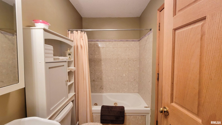 3898 COUNTRY CLUB Road, Carbondale, Illinois 62901, 3 Bedrooms Bedrooms, 0 ,3 BathroomsBathrooms,Residential,For Sale,COUNTRY CLUB,0,RMAEB460400