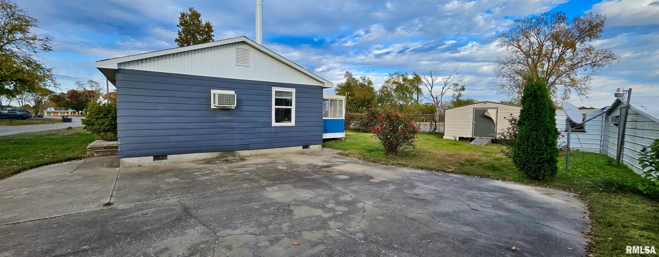 100 IROQUOIS Street, McClure, Illinois 62957, 2 Bedrooms Bedrooms, 0 ,1 BathroomBathrooms,Residential,For Sale,IROQUOIS,0,RMAEB460409