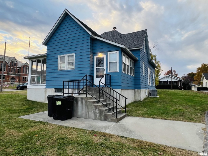 734 MCKINLEY Street, Harrisburg, Illinois 62946, 3 Bedrooms Bedrooms, 0 ,2 BathroomsBathrooms,Residential,For Sale,MCKINLEY,0,RMAEB460414