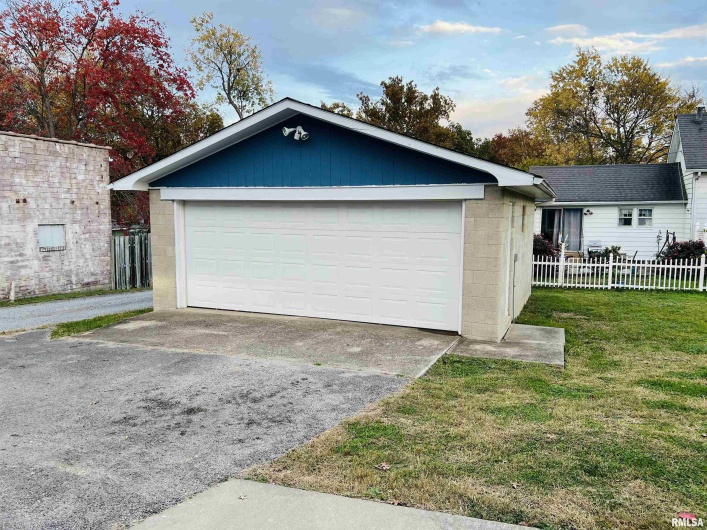 734 MCKINLEY Street, Harrisburg, Illinois 62946, 3 Bedrooms Bedrooms, 0 ,2 BathroomsBathrooms,Residential,For Sale,MCKINLEY,0,RMAEB460414