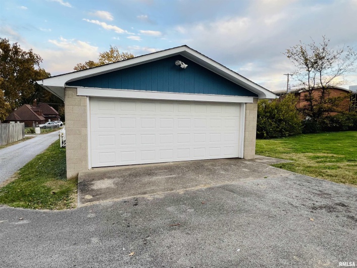 734 MCKINLEY Street, Harrisburg, Illinois 62946, 3 Bedrooms Bedrooms, 0 ,2 BathroomsBathrooms,Residential,For Sale,MCKINLEY,0,RMAEB460414