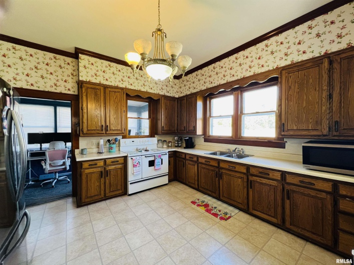 734 MCKINLEY Street, Harrisburg, Illinois 62946, 3 Bedrooms Bedrooms, 0 ,2 BathroomsBathrooms,Residential,For Sale,MCKINLEY,0,RMAEB460414