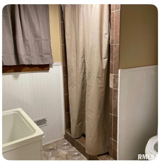 400 FOREST Street, Carbondale, Illinois 62901, 3 Bedrooms Bedrooms, 0 ,2 BathroomsBathrooms,Residential,For Sale,FOREST,0,RMAEB459800