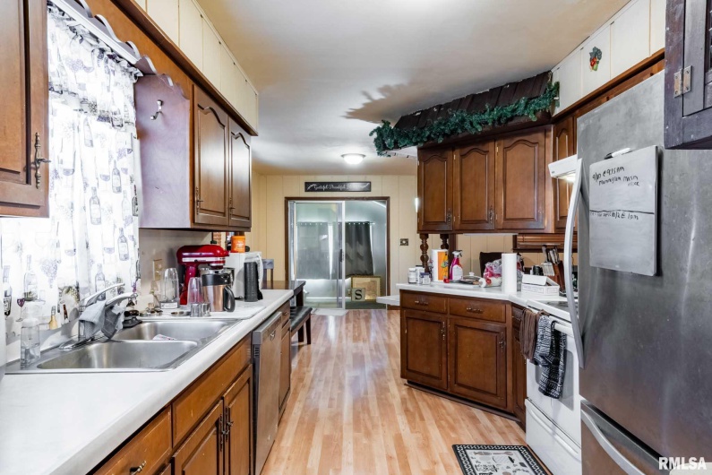 902 FAIRLANE Drive, Marion, Illinois 62959, 3 Bedrooms Bedrooms, 0 ,2 BathroomsBathrooms,Residential,For Sale,FAIRLANE,0,RMAQC4269228