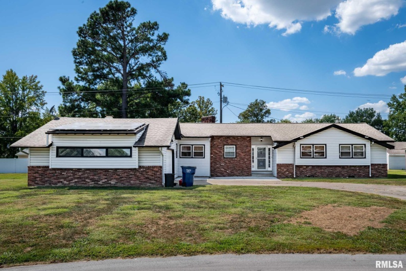 902 FAIRLANE Drive, Marion, Illinois 62959, 3 Bedrooms Bedrooms, 0 ,2 BathroomsBathrooms,Residential,For Sale,FAIRLANE,0,RMAQC4269228