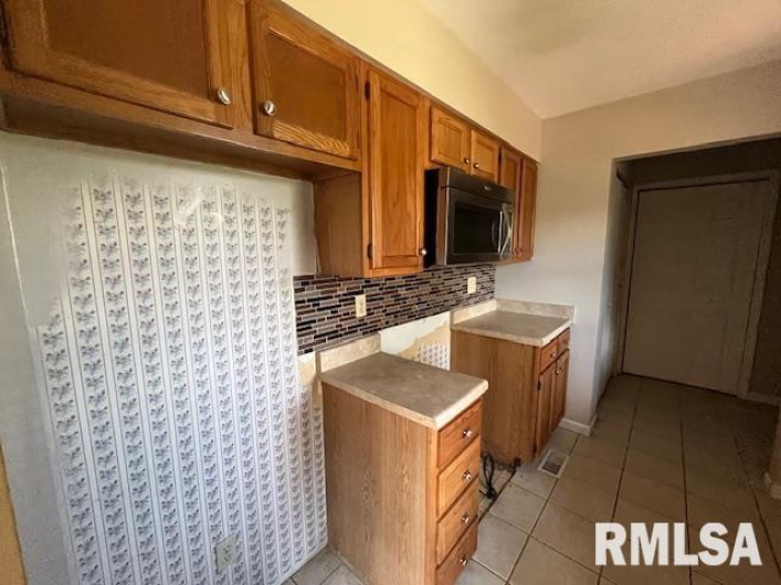 101 LAWRENCE Street, DeSoto, Illinois 62924, 4 Bedrooms Bedrooms, 0 ,2 BathroomsBathrooms,Residential,For Sale,LAWRENCE,0,RMAEB460421