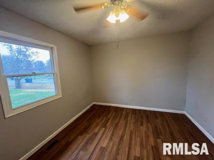 101 LAWRENCE Street, DeSoto, Illinois 62924, 4 Bedrooms Bedrooms, 0 ,2 BathroomsBathrooms,Residential,For Sale,LAWRENCE,0,RMAEB460421