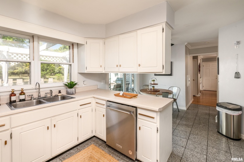 27 PINEWOOD Drive, Carbondale, Illinois 62901, 5 Bedrooms Bedrooms, 0 ,3 BathroomsBathrooms,Residential,For Sale,PINEWOOD,0,RMAEB459833