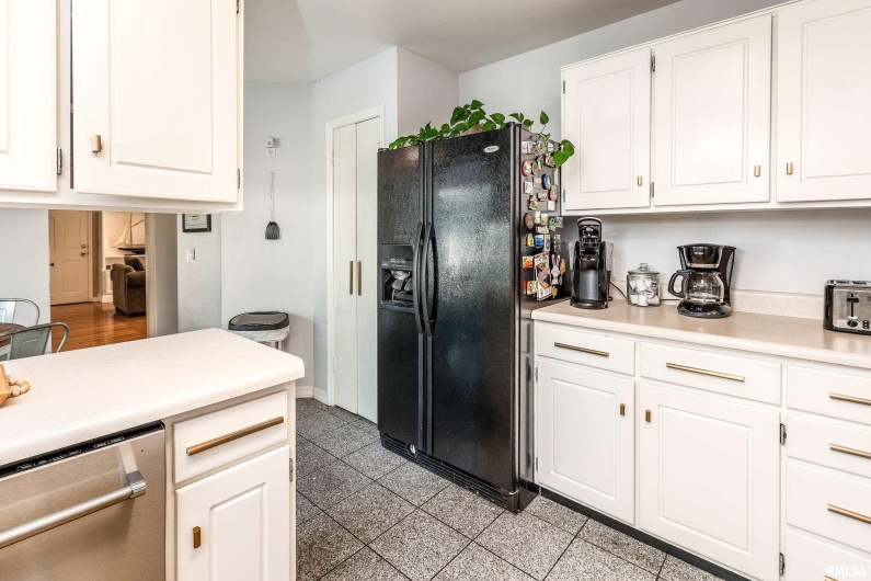 27 PINEWOOD Drive, Carbondale, Illinois 62901, 5 Bedrooms Bedrooms, 0 ,3 BathroomsBathrooms,Residential,For Sale,PINEWOOD,0,RMAEB459833