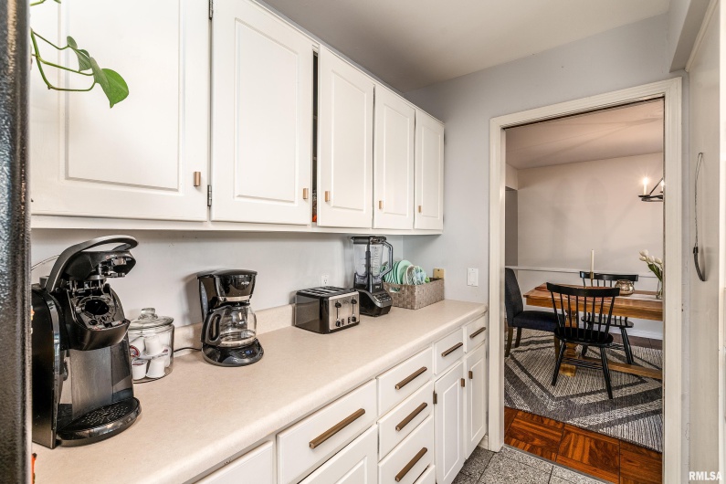 27 PINEWOOD Drive, Carbondale, Illinois 62901, 5 Bedrooms Bedrooms, 0 ,3 BathroomsBathrooms,Residential,For Sale,PINEWOOD,0,RMAEB459833