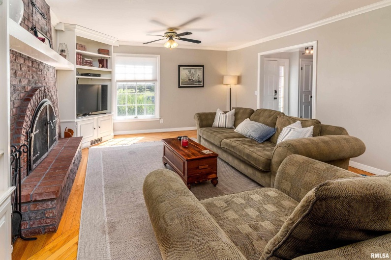 27 PINEWOOD Drive, Carbondale, Illinois 62901, 5 Bedrooms Bedrooms, 0 ,3 BathroomsBathrooms,Residential,For Sale,PINEWOOD,0,RMAEB459833