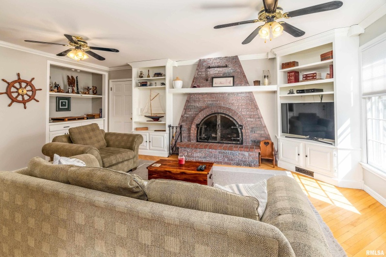 27 PINEWOOD Drive, Carbondale, Illinois 62901, 5 Bedrooms Bedrooms, 0 ,3 BathroomsBathrooms,Residential,For Sale,PINEWOOD,0,RMAEB459833