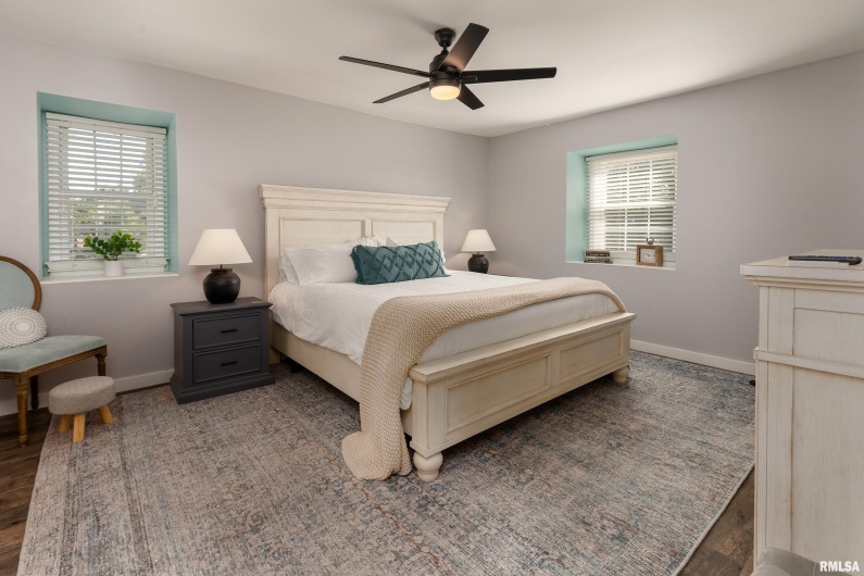 27 PINEWOOD Drive, Carbondale, Illinois 62901, 5 Bedrooms Bedrooms, 0 ,3 BathroomsBathrooms,Residential,For Sale,PINEWOOD,0,RMAEB459833