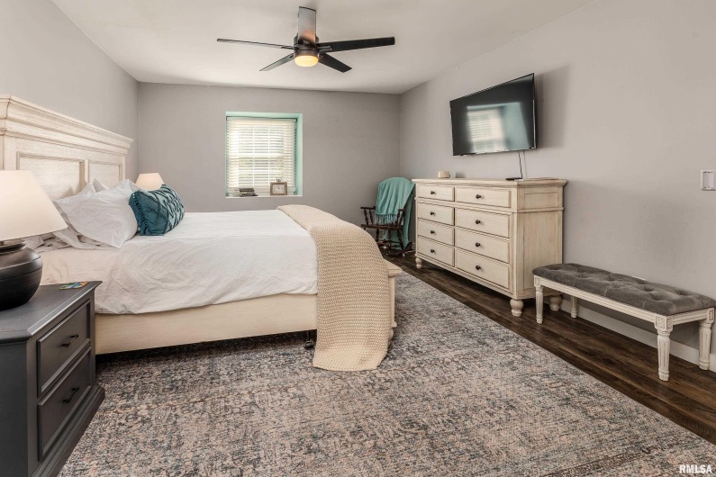 27 PINEWOOD Drive, Carbondale, Illinois 62901, 5 Bedrooms Bedrooms, 0 ,3 BathroomsBathrooms,Residential,For Sale,PINEWOOD,0,RMAEB459833