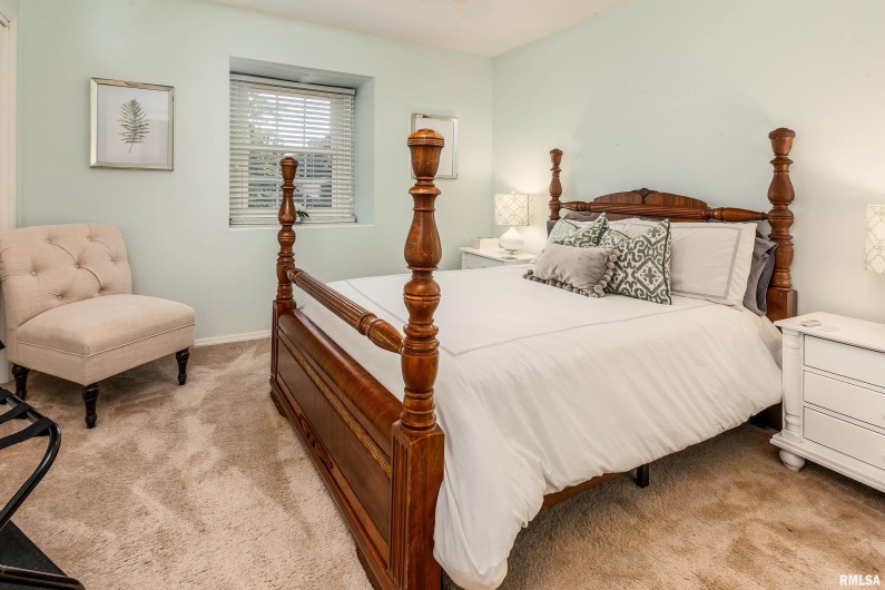 27 PINEWOOD Drive, Carbondale, Illinois 62901, 5 Bedrooms Bedrooms, 0 ,3 BathroomsBathrooms,Residential,For Sale,PINEWOOD,0,RMAEB459833