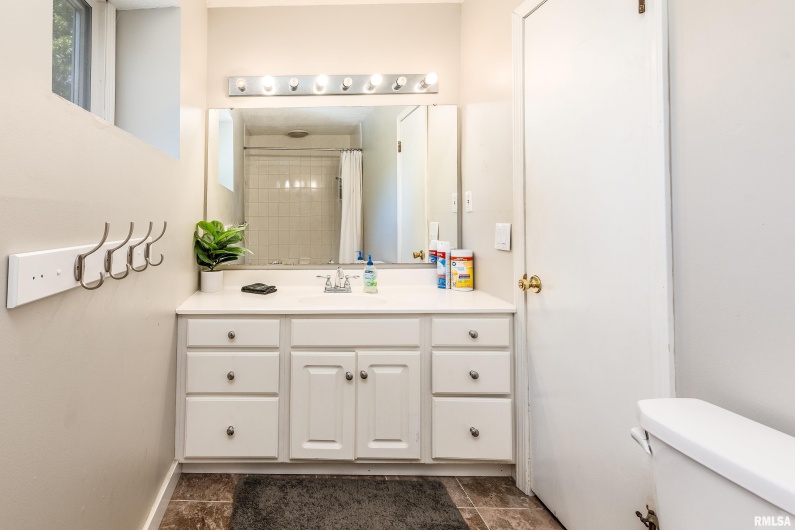 27 PINEWOOD Drive, Carbondale, Illinois 62901, 5 Bedrooms Bedrooms, 0 ,3 BathroomsBathrooms,Residential,For Sale,PINEWOOD,0,RMAEB459833