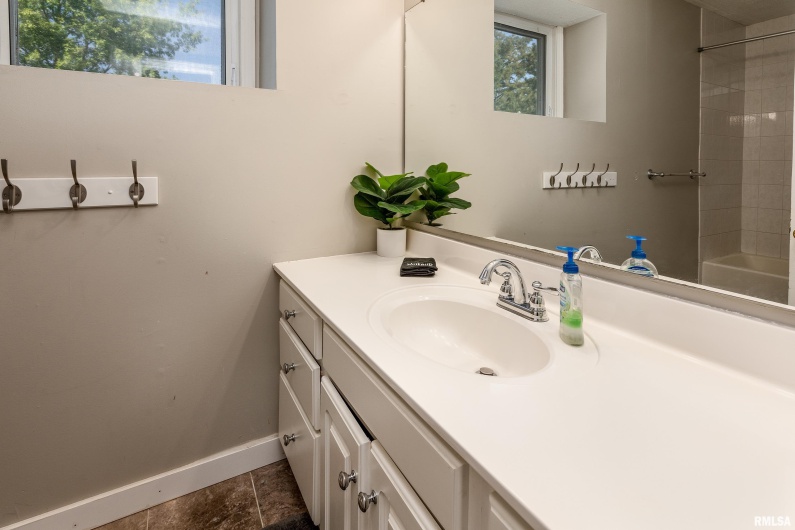 27 PINEWOOD Drive, Carbondale, Illinois 62901, 5 Bedrooms Bedrooms, 0 ,3 BathroomsBathrooms,Residential,For Sale,PINEWOOD,0,RMAEB459833