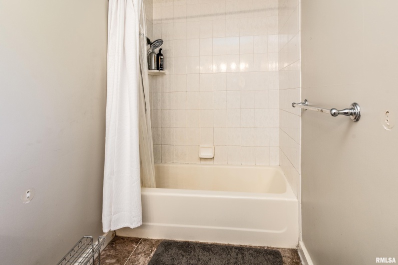 27 PINEWOOD Drive, Carbondale, Illinois 62901, 5 Bedrooms Bedrooms, 0 ,3 BathroomsBathrooms,Residential,For Sale,PINEWOOD,0,RMAEB459833