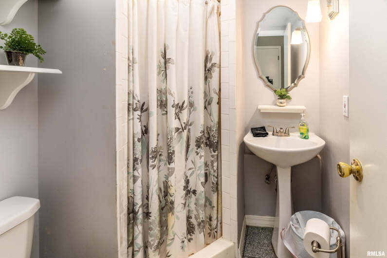 27 PINEWOOD Drive, Carbondale, Illinois 62901, 5 Bedrooms Bedrooms, 0 ,3 BathroomsBathrooms,Residential,For Sale,PINEWOOD,0,RMAEB459833